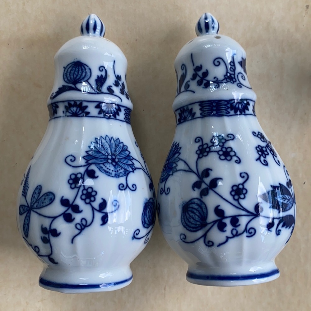 Vienna Woods Fine China salt & pepper shakers